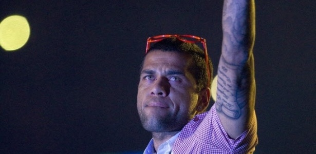 Com braço imobilizado, Daniel Alves comemora conquista da Copa do Rei 