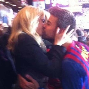 Piqué beija Shakira após a conquista da Copa do Rei (26/5/12)