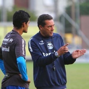 Tony (e) deu a enteder que será o titular da lateral direita do Grêmio contra o Santos na Vila Belmiro - Lucas Uebel/Divulgação Grêmio