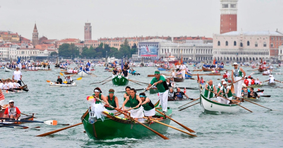 27.mai.2012 - Barcos de tamanhos e formas diversas participam da 38ª edição da regata competitiva "Vogalonga", em Veneza, na Itália