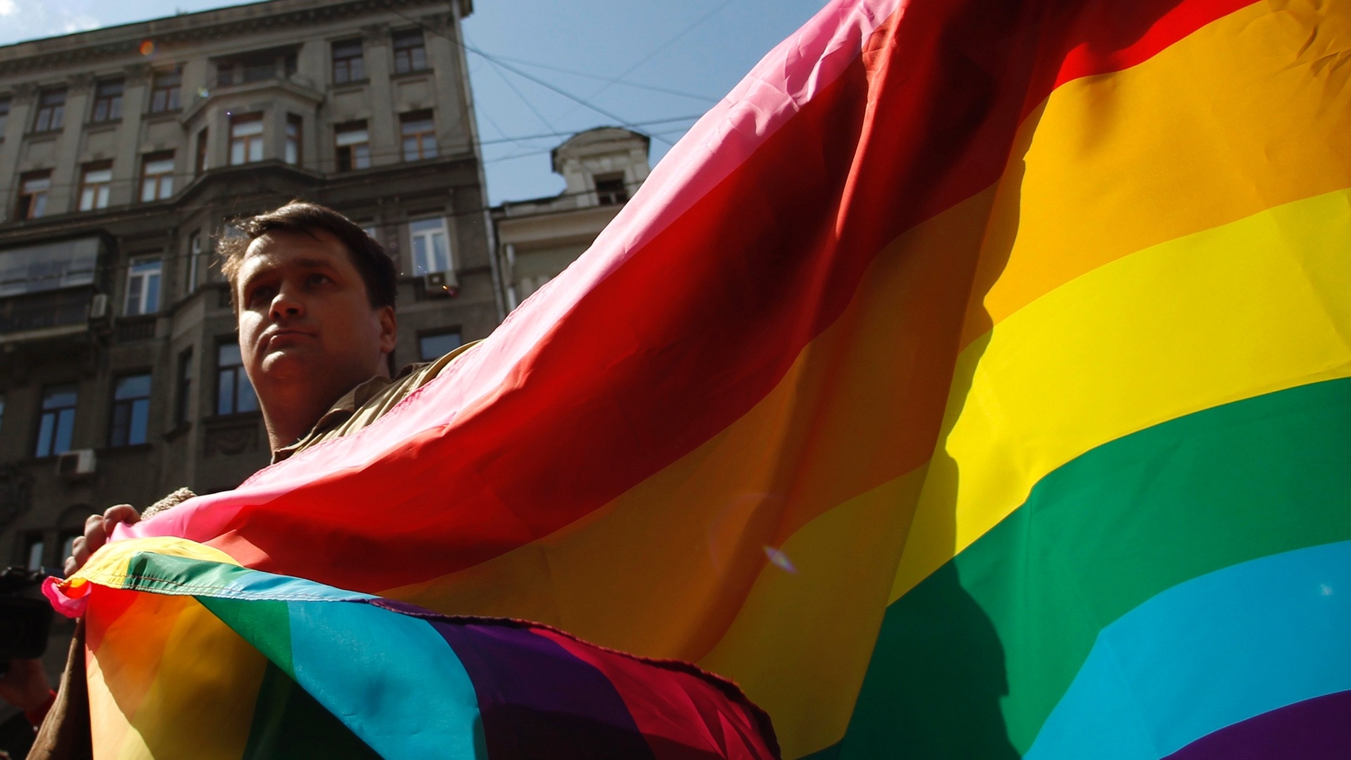 Гомосексуализм видео. Гомосексуализм в России. Антигейский флаг.
