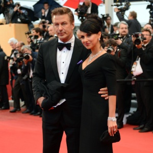 Alec Baldwin e sua esposa Hilaria Thomas chegam à cerimônia de encerramento do Festival de Cannes, na França (27/5/12) 