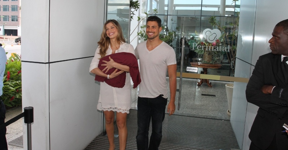 Grazi Massafera têm alta e deixa a maternidade com a filha Sofia e Cauã Reymond no Rio (27/5/12)