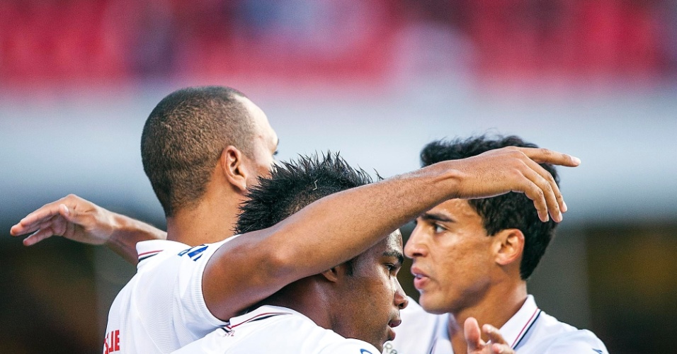 Jadson, Fernandinho e Luis Fabiano comemoram o gol da vitória do São Paulo sobre o Bahia