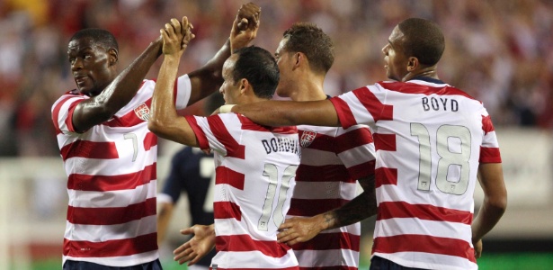 Jogadores dos Estados Unidos comemoram gol de Landon Donavan - REUTERS/Daron Dean