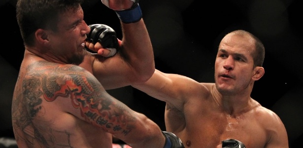 Cigano golpeia Frank Mir no UFC 146, em Las Vegas, em mais um nocaute avassalador - UFC/Divulgação