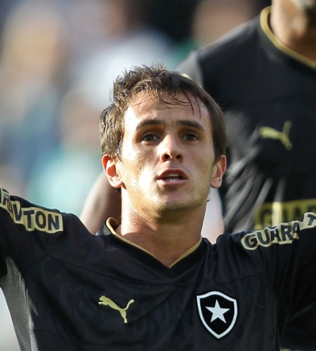 Lucas, do Botafogo, comemora um de seus gols na partida entre Coritiba e Botafogo