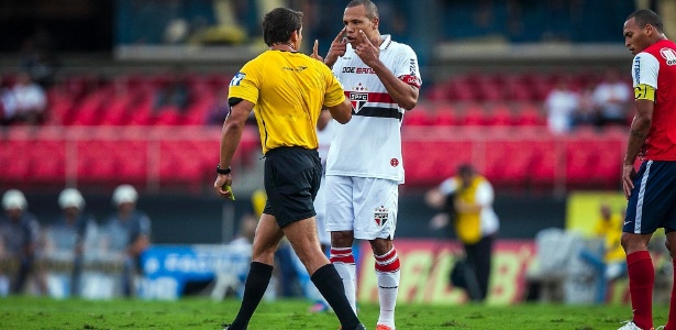 L. Fabiano reclama com árbitro após levar cartão amarelo no duelo contra o Bahia - Leonardo Soares/UOL