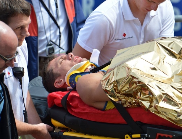 O brasileiro Carlos Chinin é carregado na maca após acidente em Goetzis