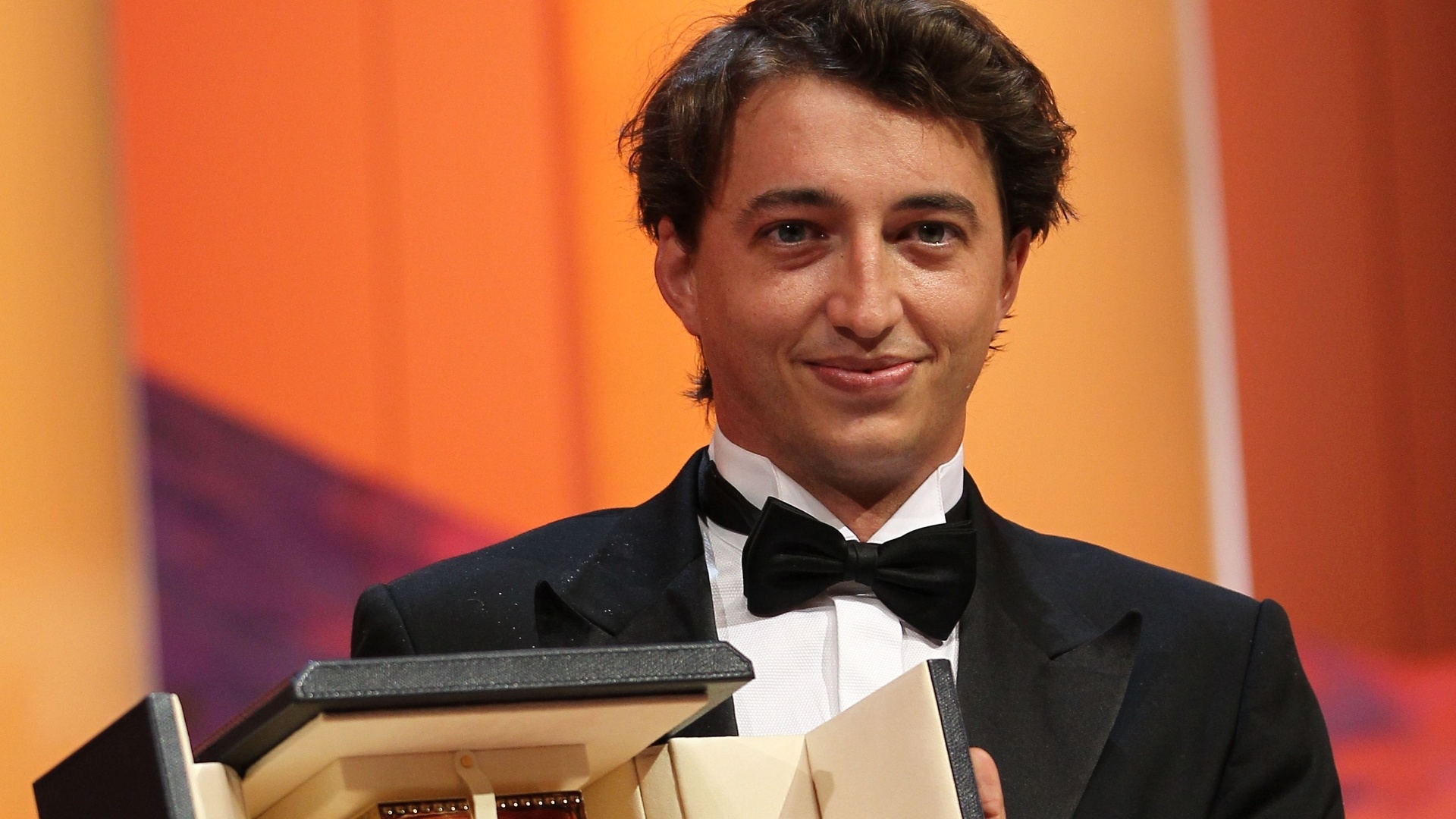 O diretor americano Benh Zeitlin posa com o prêmio Camera d'Or, dado ao ganhador de melhor filme de diretor estreante no Festival de Cannes, na França (27/5/12) - Valery Hache/AFP Photo