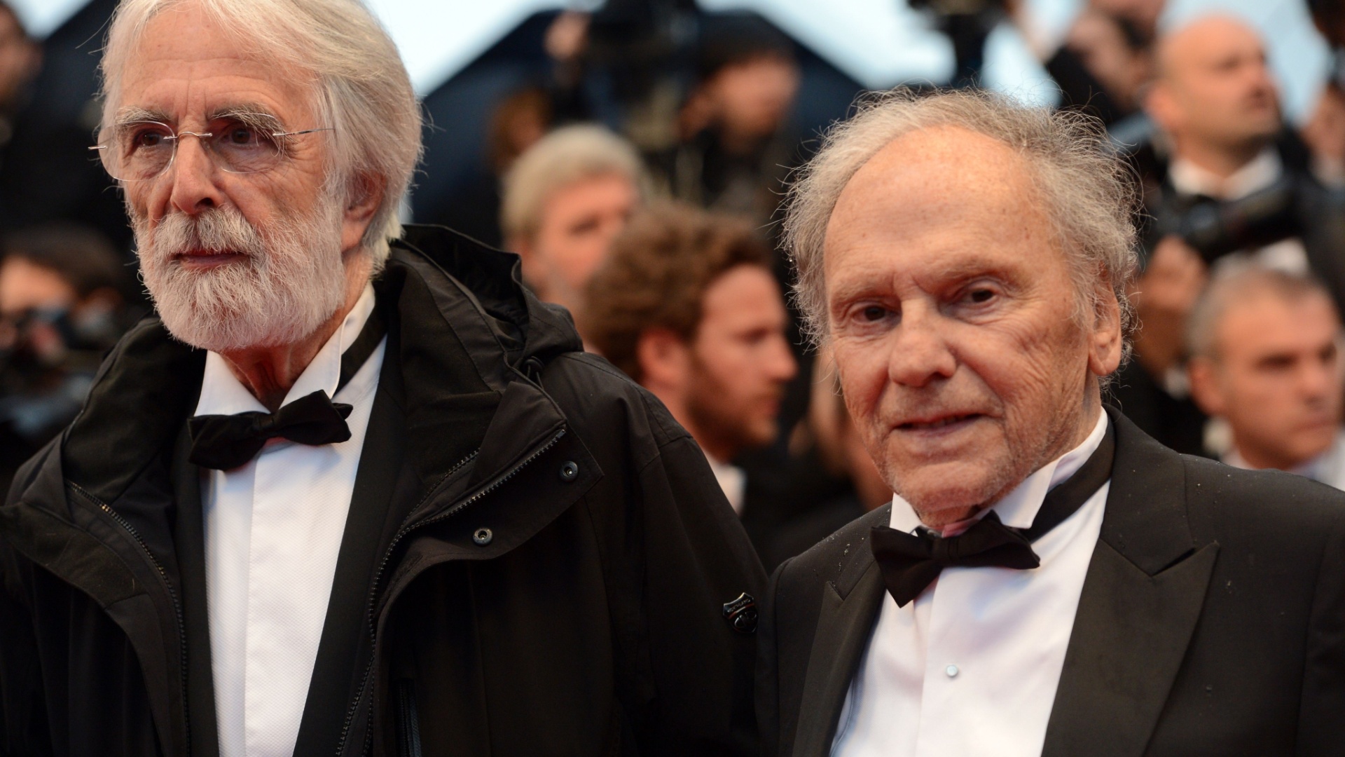 O diretor austríaco Michael Haneke (à esq) e o ator francês Jean-Louis Trintignant posam para os fotógrafos antes da cerimônia de encerramento do Festival de Cannes, na França (27/5/12)  - Anne-Chistine Poujoulat/AFP Photo