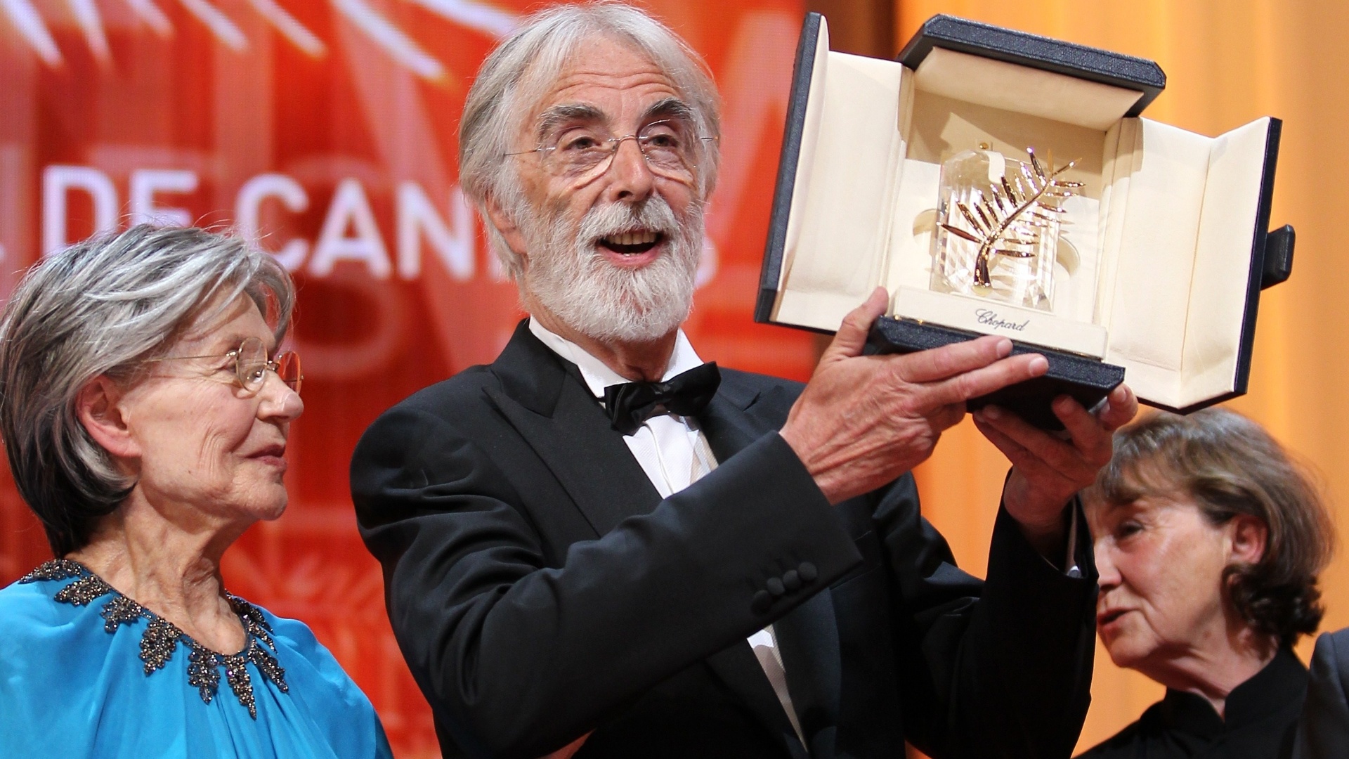 O diretor austríaco Michael Haneke ganha a Palma de Ouro por seu filme "Amour" no Festival de Cannes, na França (27/5/12) - Valery Hache/AFP Photo