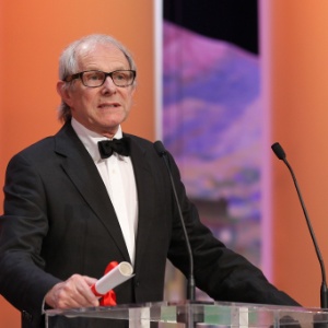 O diretor britânico Ken Loach discursa após ganhar o prêmio do júri pelo seu filme "The Angel"s Share" no Festival de Cannes, na França (27/5/12)  - Valery Hache/AFP Photo