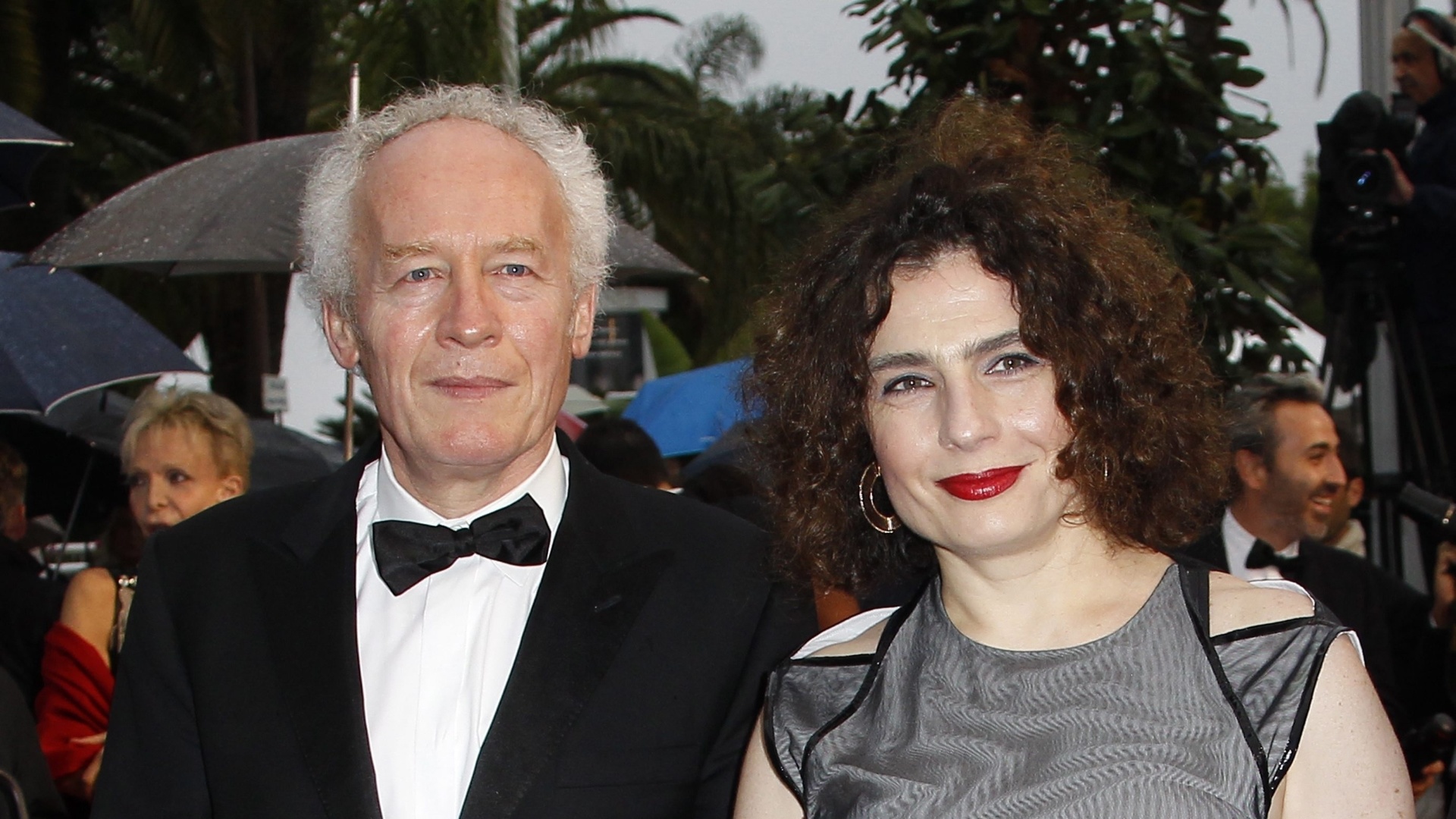 O presidente do júri Jean-Pierre Dardenne chega com a atriz Arsinee Khanjian na cerimônia de encerramento do Festival de Cannes, na França (27/5/12)  - Sebastien Nogier/EFE