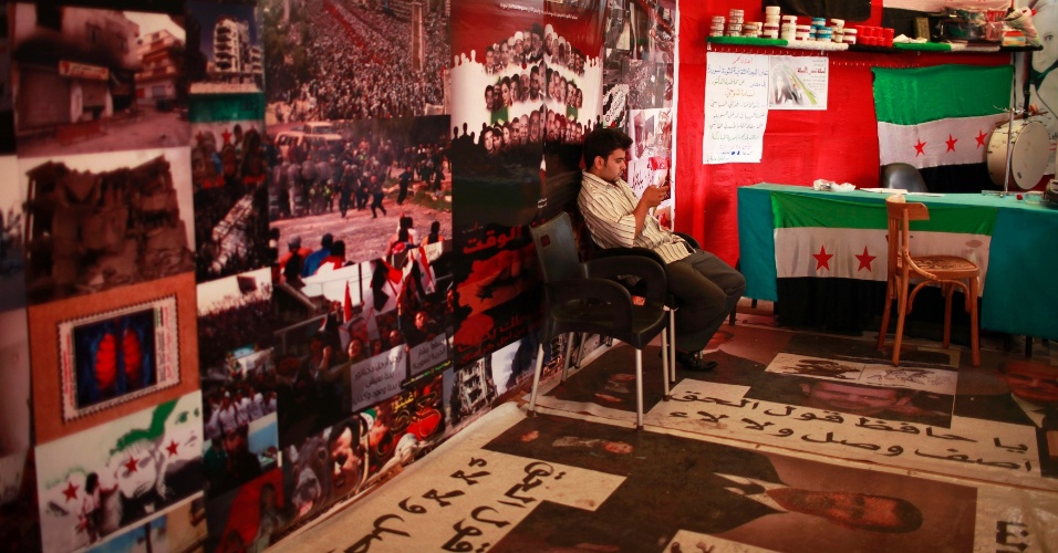 Os demais países árabes se solidarizam à causa dos militantes antigoverno na Síria. No Cairo, capital do Egito, homem descansa em meio a cartazes em defesa da revolução na Síria