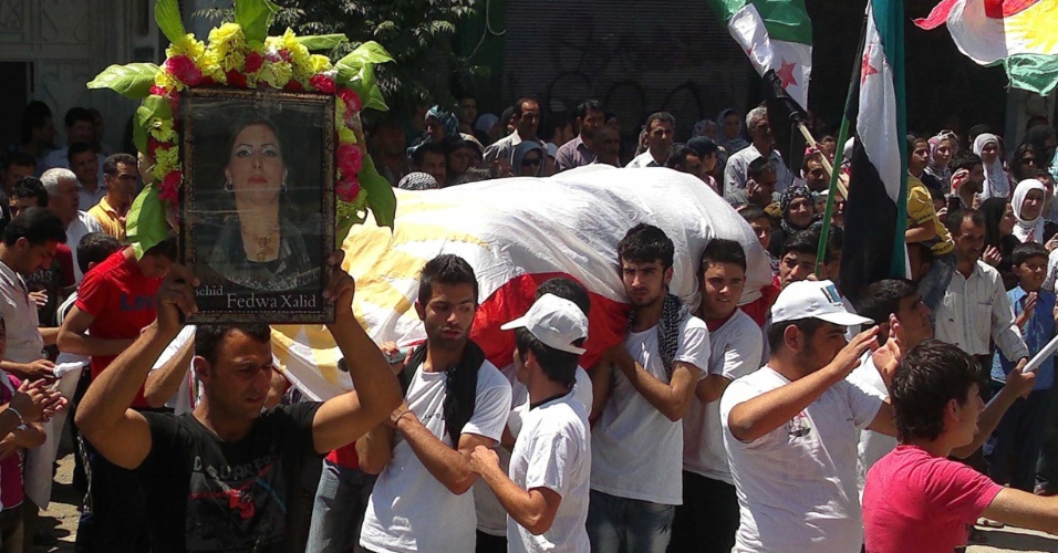 Sírios carregam o caixão de mulher morta durante confronto em Qamishli, no extremo norte do país. Um violento embate entre manifestantes e o governo da Síria em Houla na última sexta-feira (25) deixou pelo menos 90 pessoas mortas e motivou uma reunião do Conselho de Segurança da ONU neste domingo (27)