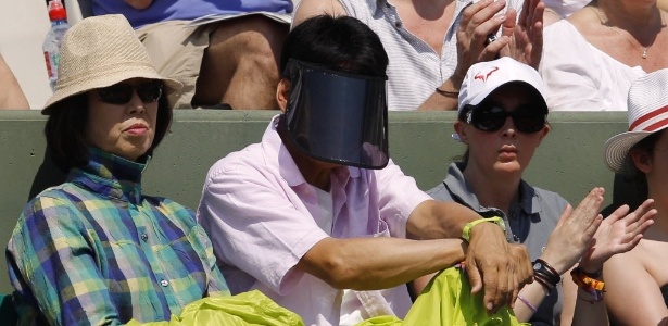 Torcedor adota visual ousado para se proteger do sol em Paris - AFP PHOTO / PATRICK KOVARIK