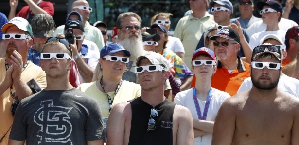 Torcida presta homenagem a Dan Wheldon usando óculos escuros brancos - JEFF HAYNES/REUTERS