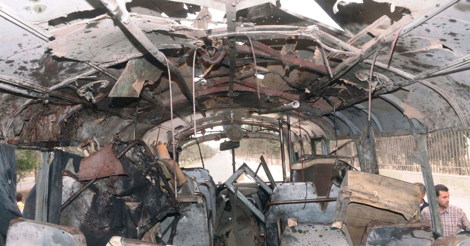 28.mai.2012 - Ônibus que transportava soldados e oficiais fica totalmente destruído após explosão em uma estrada de Aleppo, na Síria. Segundo a imprensa local, três oficiais morreram e várias pessoas ficaram feridas