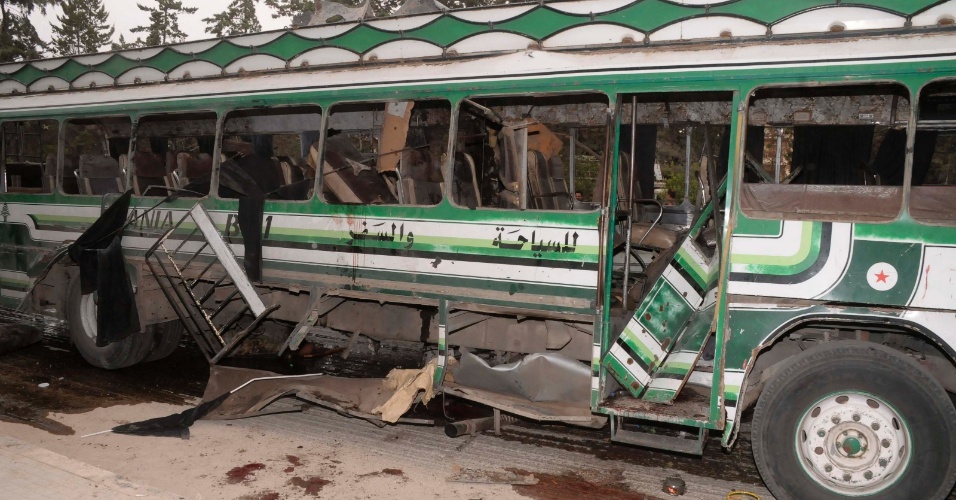 28.mai.2012 - Uma explosão nesta segunda-feira (28) matou três policiais e deixou vários feridos em um ônibus que transportava soldados em uma rodovia de Aleppo, na Síria