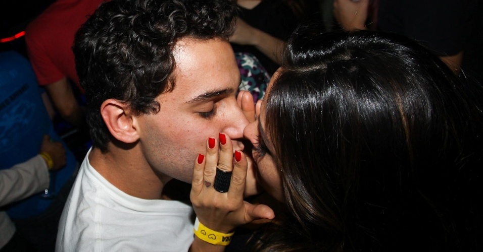 Alinne Rosa e Rafael Almeida se beijam em festa (27/5/12) 