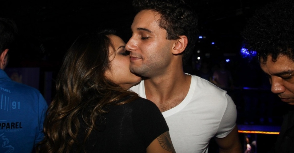 Alinne Rosa e Rafael Almeida se beijam em festa (27/5/12) 