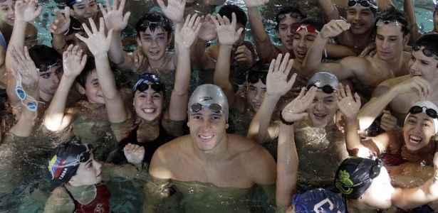 Benjamin Hockin divide piscina com crianças no treinamento para os Jogos Olímpicos de Londres
