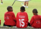 Corneta FC: Meninos do Flamengo acompanham treino do time principal 