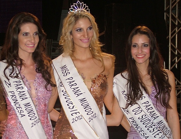 Da esquerda para a direita: a 2ª colocada foi a Miss Mundo Francisco Beltrão, Mônica Ghisi; Talita Akemi Pan, de Chopinzinho, é a Miss Mundo Paraná 2013 e o 3º lugar coube à Joana Marafon, Miss Mundo Guaraniaçu  - Divulgação