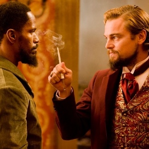 Em "Django Livre", de Quentin Tarantino, Leonardo DiCaprio aparece como o fazendeiro Calvin Candie, com seu cabelo oleoso e maneiras escorregadias, fumando em uma piteira e olhando para o escravo Django (Jamie Foxx) - Divulgação/Sony Pictures