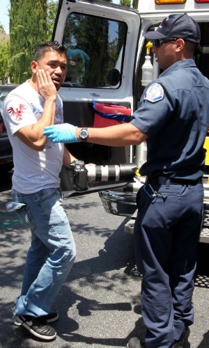 Fotógrafo é atendido por ambuância após se envolver em confusão com Justin Bieber (27/5/12)