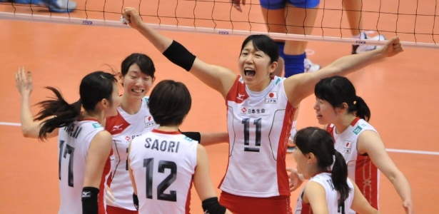 Jogadoras do Japão comemoram ponto contra a Sérvia