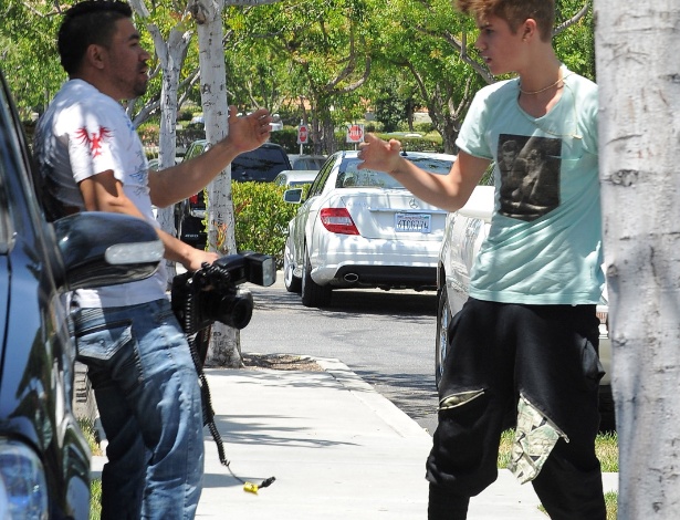 Justin Bieber (à dir.) discute com paparazzo em frente a shopping center de Los Angeles (27/5/12)