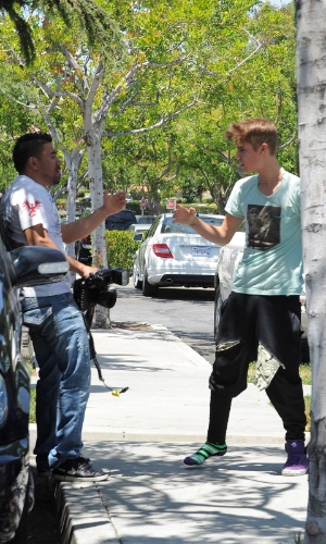 Justin Bieber discute com paparazzo em Los Angeles. Cantor pode ser interrogado por suposta agressão ao fotógrafo (27/5/12)