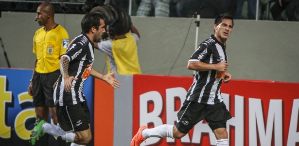 Danilinho (à direita) pretende voltar ao futebol brasileiro - Bruno Cantini/Site do Atlético-MG