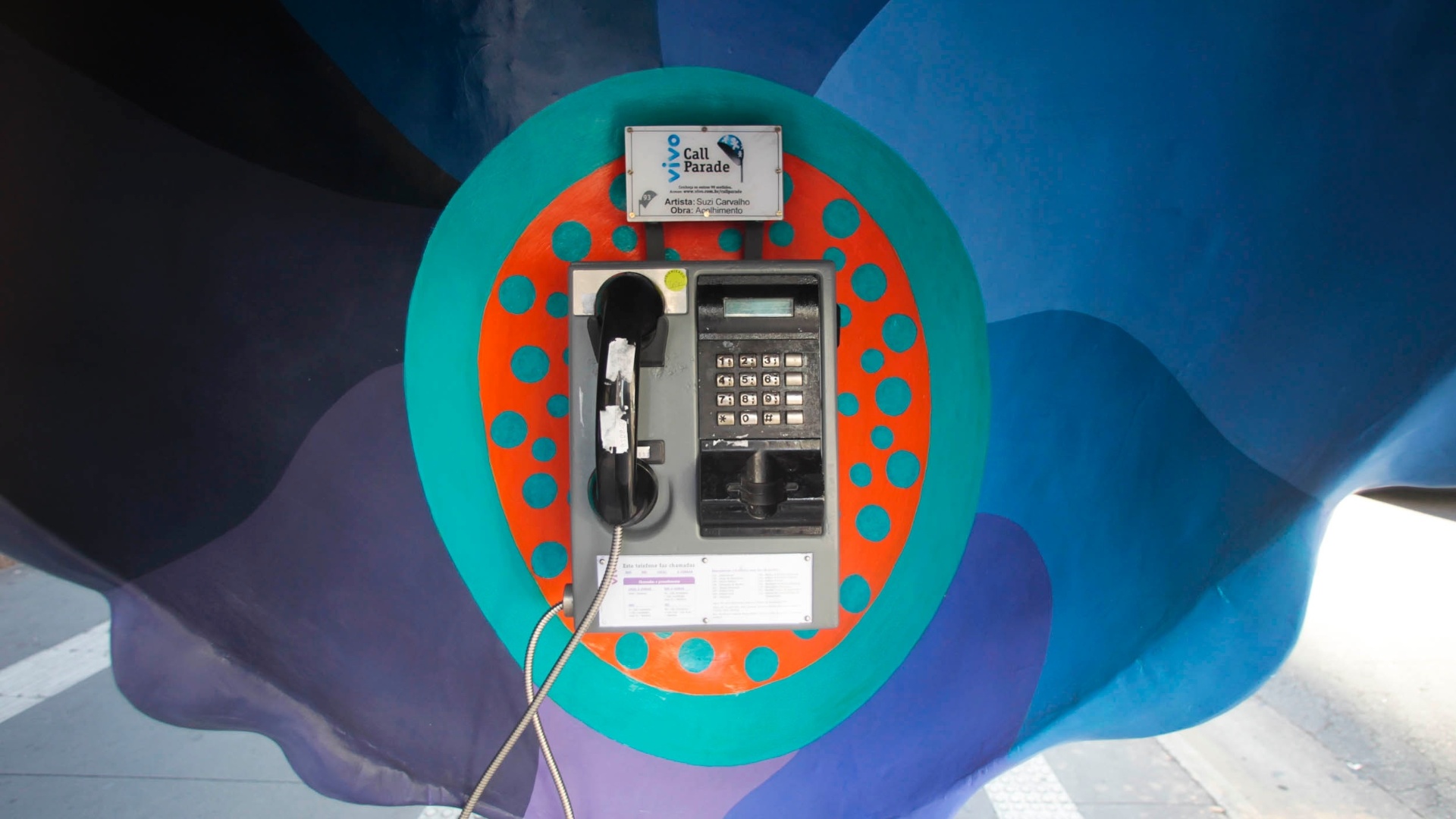 Orelhão é pintado para a "Call Parade", em SP (28/5/12) - Fernando Donasci/UOL