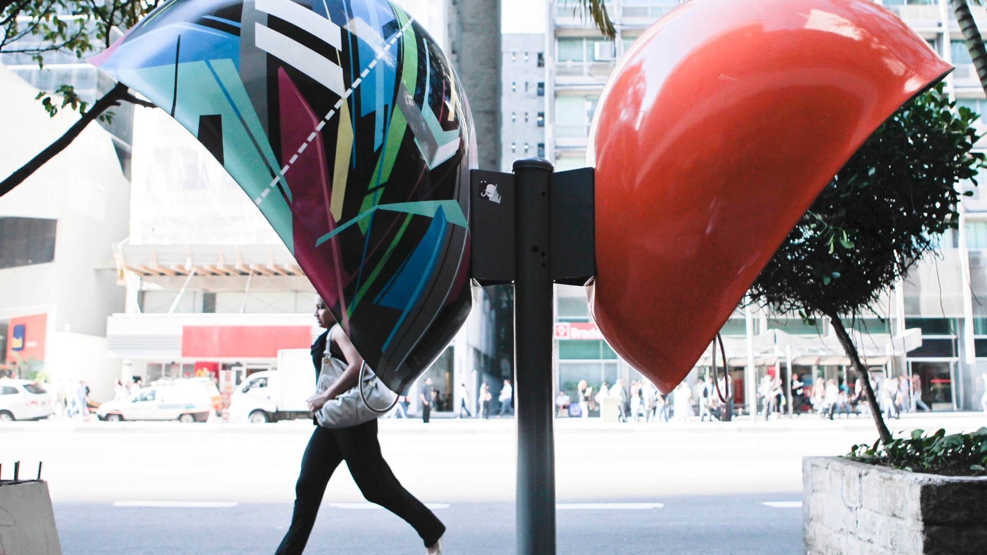 Orelhão é pintado para a "Call Parade", em SP (28/5/12) - Fernando Donasci/UOL