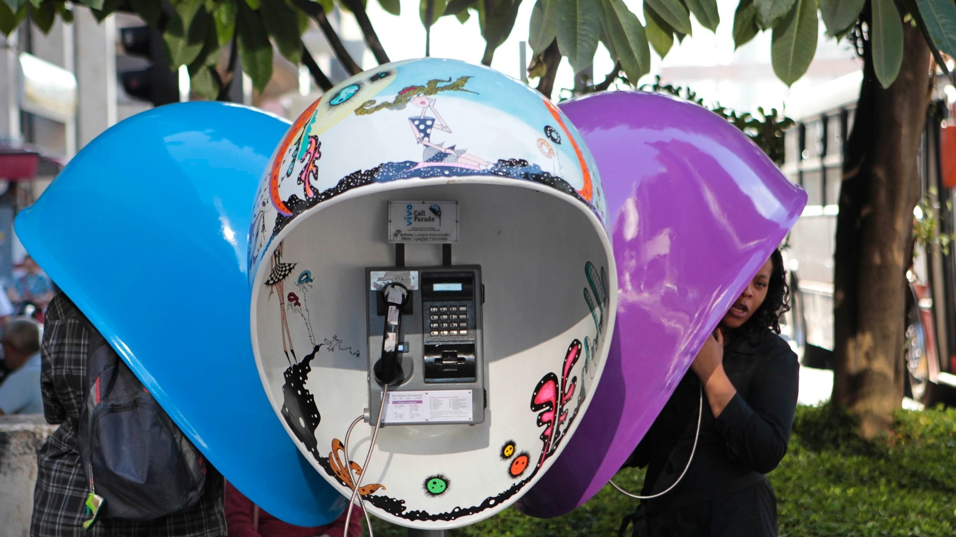 Orelhão é pintado para a "Call Parade", em SP (28/5/12) - Fernando Donasci/UOL