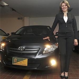Rita do Socorro ao lado de Toyota Corolla do Itamaraty: órgão tem sete mulheres motoristas - Agência Brasil