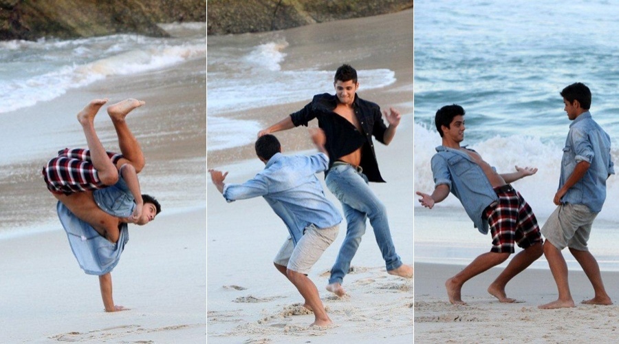 Rodrigo Simas e Bruno Gissoni lutam capoeira com o irmão caçula, Felipe, na praia do Arpoador, zona sul do Rio (28/5/12)