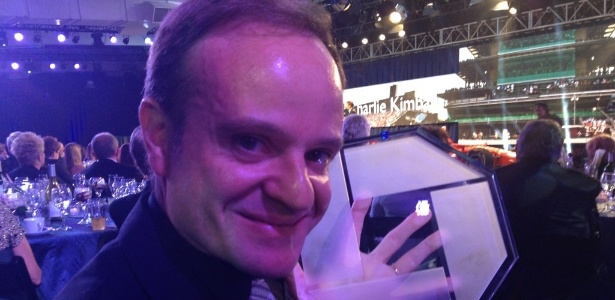 Rubens Barrichello exibe o prêmio de melhor estreante das 500 Milhas de Indianápolis - Reprodução/Twitter