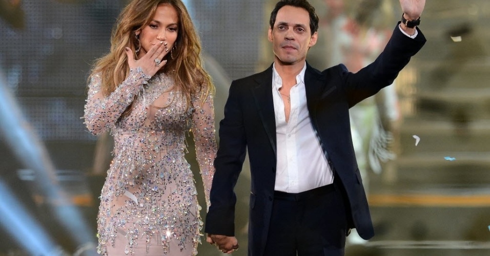 Separados desde julho de 2011, Jennifer Lopez e o ex-marido, Marc Anthony, posam de mãos dadas durante a final do reality show  "Q'Viva!" (26/5/12)