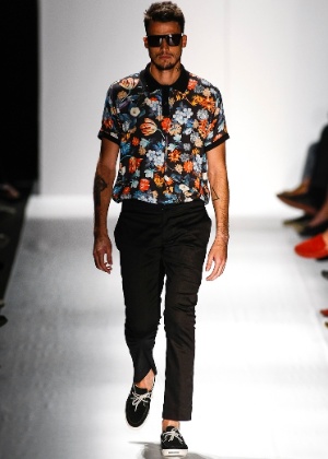 Uma alternativa para a clássica camisa com estampa de folhagens é a de flores grandes apresentada pela marca carioca Ausländer e combinada com calça preta  - Alexandre Schneider/UOL