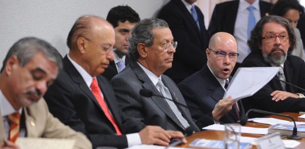 Demóstenes Torres (o quarto a partir da esquerda) depõe no Conselho de Ética do Senado, em Brasília - Wilson Dias/ABr
