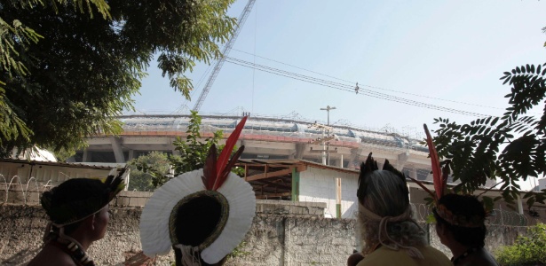 Indígenas ocupam imóvel do antigo Museu do Índio, ao lado do estado do Maracanã