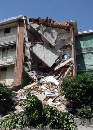 Edifício em ruínas na cidade italiana de Cavezzo após terremoto de maio - Pierre Teyssot/AFP