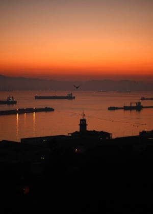 Navios na baía de Algeciras, próxima à entrada do estreito de Gibraltar, em Gibraltar: tensão diplomática - Jon Nazca/Reuters