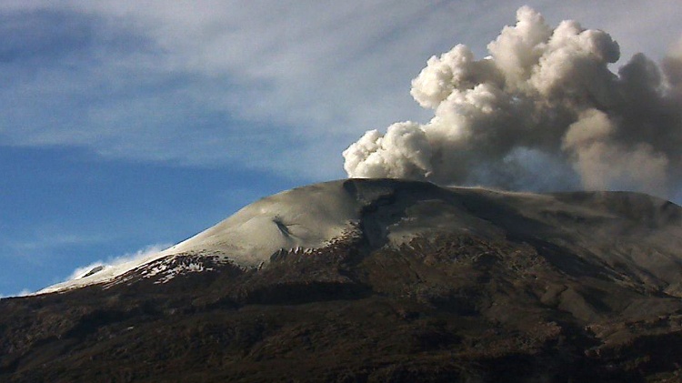29.mai.2012 - Vulcão Nevado del Ruiz, no oeste da Colômbia, expelindo cinzas
