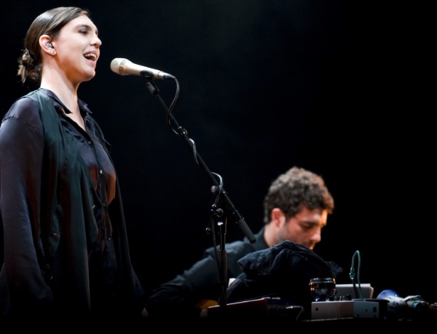 Adriana Calcanhotto e Davi Moraes no show "Micróbio Vivo" (2012) - Divulgação