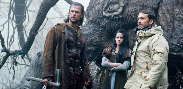 Chris Hemsworth, Kristen Stewart e o diretor Rupert Sanders durante as filmagens de "Branca de Neve e o Caçador" - Divulgação